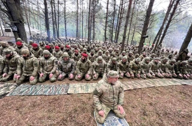 Soldații ceceni au fost surprinși rug&acirc;ndu-se &icirc;nainte de a merge la război