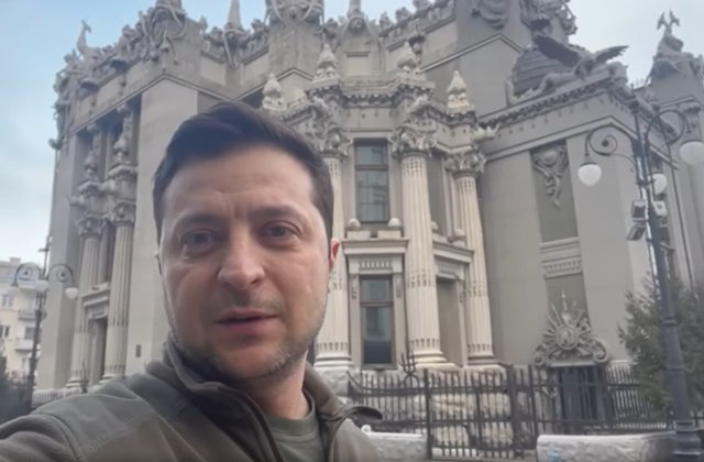 VIDEO Zelenski îi îndeamnă pe ucraineni să nu depună armele și să apere Kievul