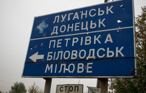 O companie de drumuri din Ucraina scoate indicatoarele rutiere pentru a-i dezorienta pe ruşi