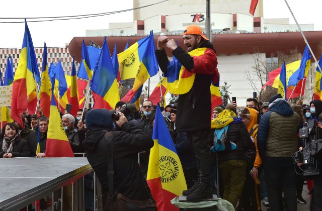 Protest AUR în Piața Universității din Capitală. Românii protestează contra autorităților, dar și a invaziei Rusiei asupra Ucrainei