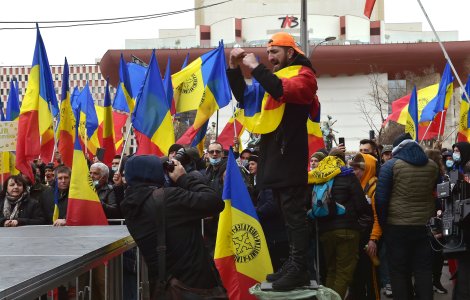 Protest AUR în Piața Universității din Capitală. Românii protestează contra autorităților, dar și a invaziei Rusiei asupra Ucrainei