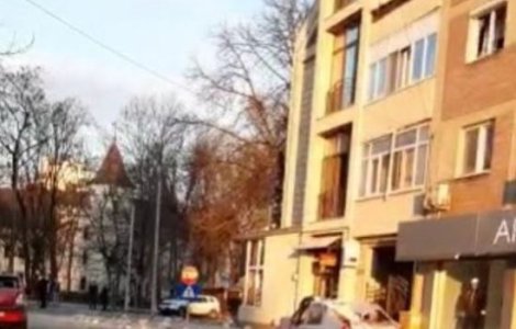 VIDEO Explozie puternică urmată de un incendiu într-un bloc din Carei: 11 răniți, 3 în stare critică