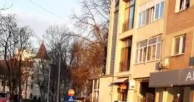 VIDEO Explozie puternică urmată de un incendiu într-un bloc din Carei: 11 răniți, 3 în stare critică