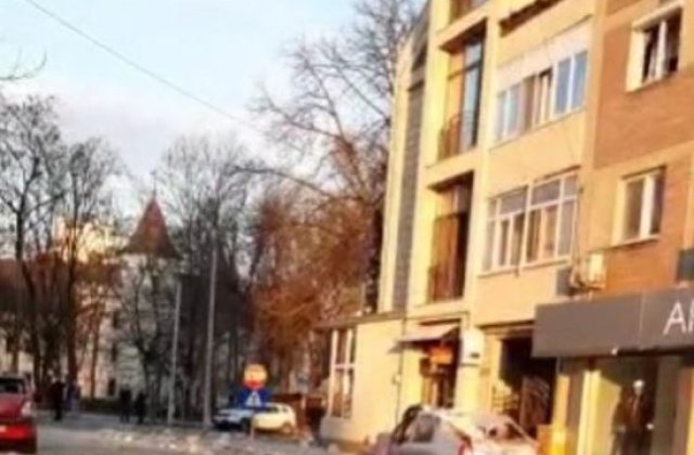 VIDEO Explozie puternică urmată de un incendiu într-un bloc din Carei: 11 răniți, 3 în stare critică 