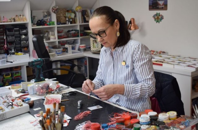 Târgu Mureș: Mărțișoare cu motive medicale, succesul de piață al unui artist plastic 