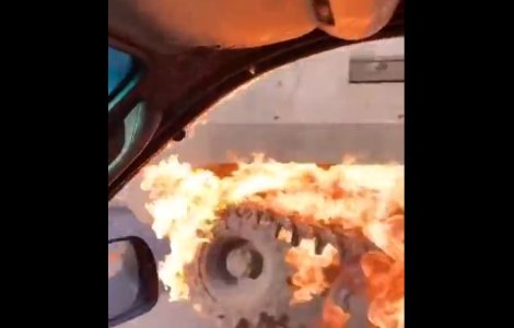 VIDEO Ucrainenii, mai hotărâți ca niciodată să-și apere țara. Momentul în care o femeie aruncă cocktailuri Molotov într-un tanc rusesc