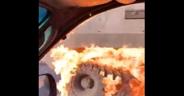 VIDEO Ucrainenii, mai hotărâți ca niciodată să-și apere țara. Momentul în care o femeie aruncă cocktailuri Molotov într-un tanc rusesc