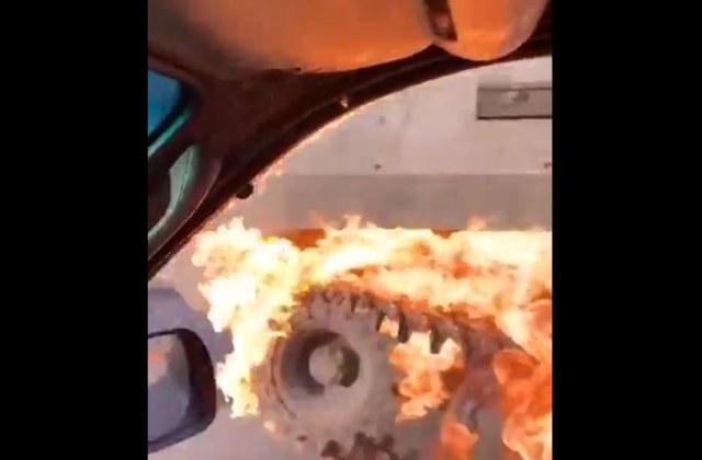 VIDEO Ucrainenii, mai hotăr&acirc;ți ca niciodată să-și apere țara. Momentul &icirc;n care o femeie aruncă cocktailuri Molotov &icirc;ntr-un tanc rusesc 