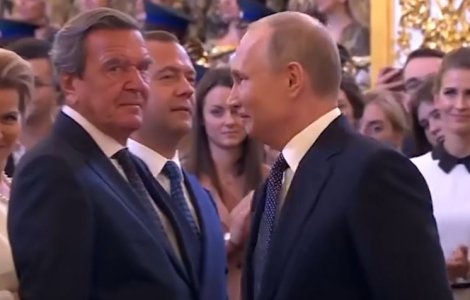 Personalul lui Schroeder a demisionat. Fostul cancelar rezistă presiunilor de a rupe legăturile cu Putin