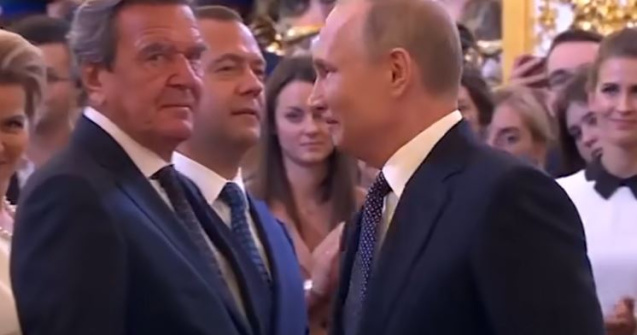 Personalul lui Schroeder a demisionat. Fostul cancelar rezistă presiunilor de a rupe legăturile cu Putin