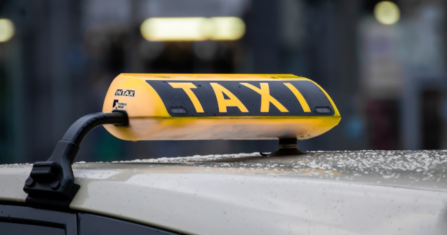 Amendă uriașă primită de un taximetrist care a vrut sa negocieze cu 3 refugiați
