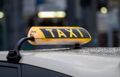 Amendă uriașă primită de un taximetrist care a vrut sa negocieze cu 3 refugiați