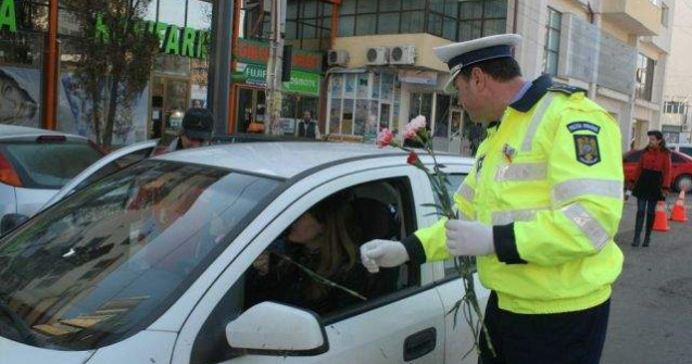 8 Martie: Politistii au impartit flori femeilor in toata tara