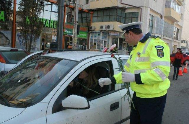 8 Martie: Politistii au impartit flori femeilor in toata tara