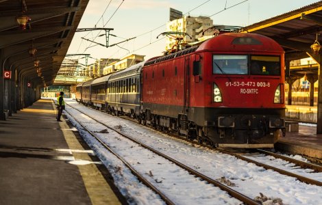 Un tren de călători a intrat într-o basculantă în Brăila. Mașina a fost proiectată într-o casă din apropierea căii ferate