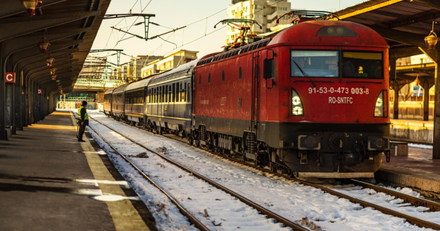 Un tren de călători a intrat într-o basculantă în Brăila.