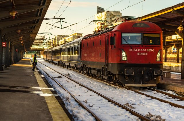 Un tren de călători a intrat într-o basculantă în Brăila. Mașina a fost proiectată într-o casă din apropierea căii ferate