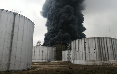 VIDEO Soldații ruși au bombardat un depozit de petrol din Cernihiv