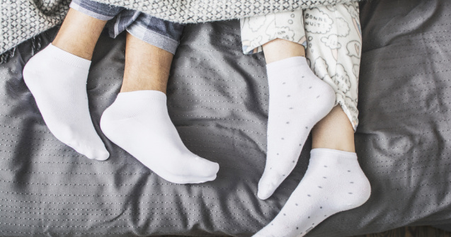  Top  Ce se poate întâmpla cu organismul tău dacă dormi cu șosetele în picioare