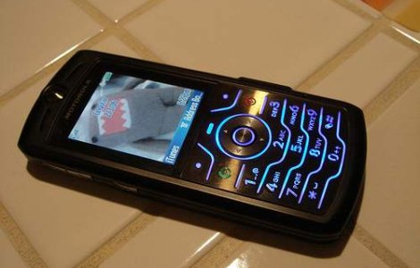 Telefonul mobil are de 18 ori mai multi microbi decat capacul de la WC