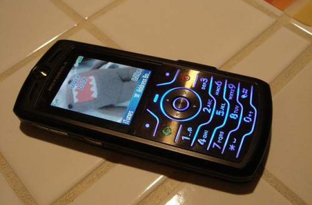 Telefonul mobil are de 18 ori mai multi microbi decat capacul de la WC