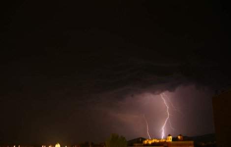 Canicula va lasa in urma ploi si vijelii