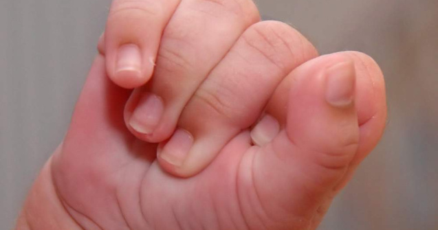 Isi vinde copilul pentru a-si salva sotul