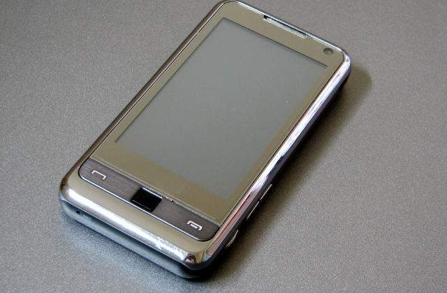 Un telefon mobil care monitorizeaza glicemia s-a lansat pe piata