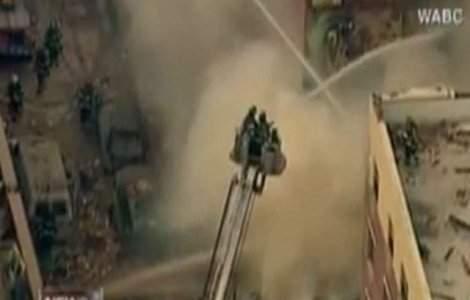 Doua cladiri din New York s-au prabusit in urma unei explozii