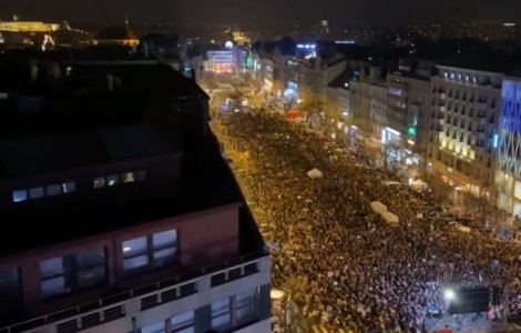 Volodimir Zelenski, mesaj emoționant pentru cetățenii Europei care au ieșit în stradă să protesteze. A fost aplaudat de o mare de oameni