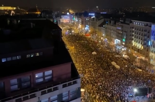 Volodimir Zelenski, mesaj emoționant pentru cetățenii Europei care au ieșit &icirc;n stradă să protesteze. A fost aplaudat de o mare de oameni