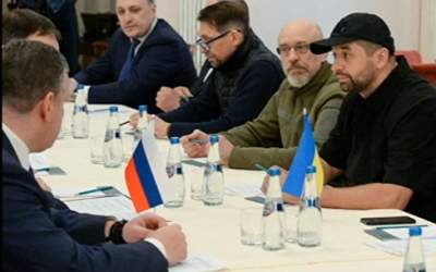 Un membru al delegaţiei...