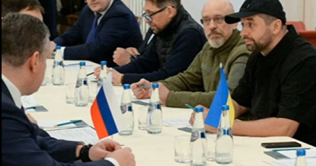 Un membru al delegaţiei ucrainene de negocieri cu Rusia a fost bănuit de trădare. A fost ucis de SBU