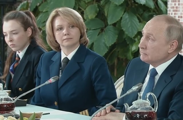 Filmarea în care Vladimir Putin apare alături de însoțitoarele de bord este falsă VIDEO