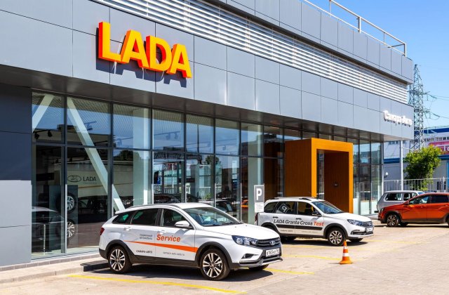 ANALIZĂ: Cu cât au crescut prețurile mașinilor pe piața din Rusia