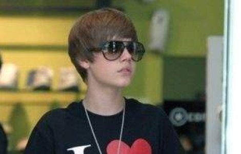 Justin Bieber isi scrie memoriile