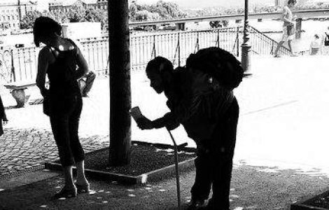 Romanii cersesc pe Champs-Elysees!