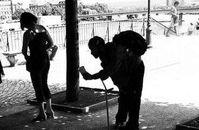 Romanii cersesc pe Champs-Elysees!