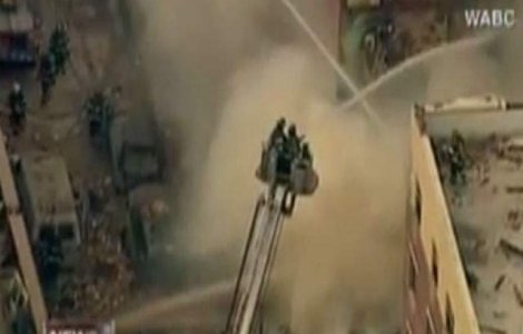 Cladirile prabusite la New York: Cel putin patru morti si 63 de raniti