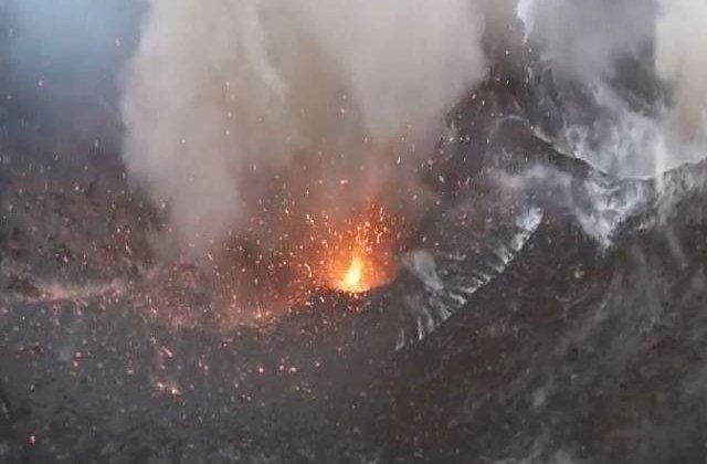 [VIDEO] Uimitor! Cum arata o eruptie vulcanica filmata indeaproape
