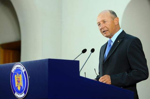 Basescu a semnat petitia PMP pentru respingerea accizei la carburant