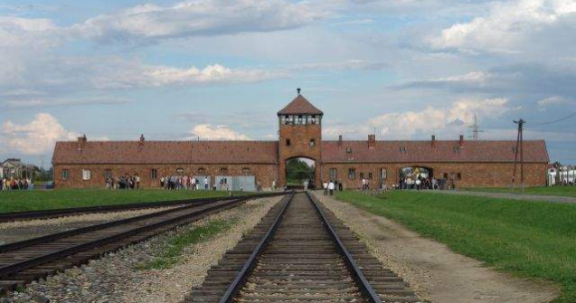 Monede folosite pentru tatuarea detinutilor, gasite la Auschwitz