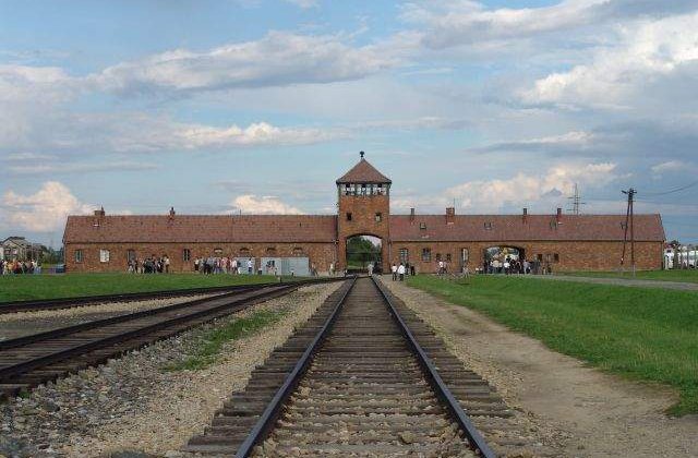 Monede folosite pentru tatuarea detinutilor, gasite la Auschwitz