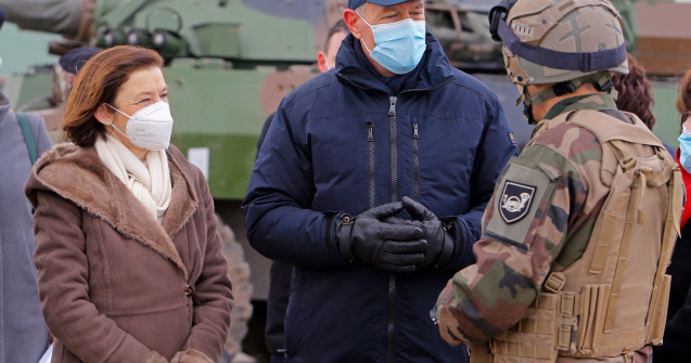 Iohannis: România îşi va consolida propria capacitate de apărare