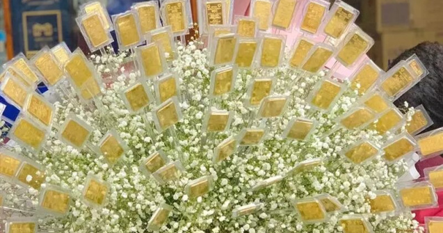 Un bărbat din Vietnam a cumpărat de 8 Martie un buchet de 300.000 de dolari