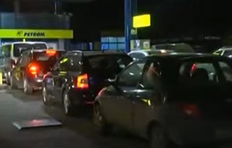VIDEO Cozi de sute de metri la pompă, în Cluj, după apariția unui zvon