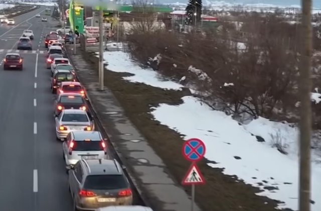 Cozi la benzinăriile din Craiova. Unele stații au &icirc;nchis și au ridicat prețul la 9 lei/litru 