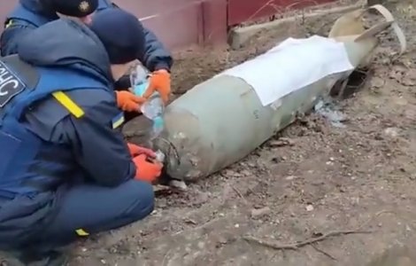 VIDEO Doi ucraineni au dezamorsat o bombă cu mâinile și o sticlă cu apă, în timp ce obuzele turnau pe cer