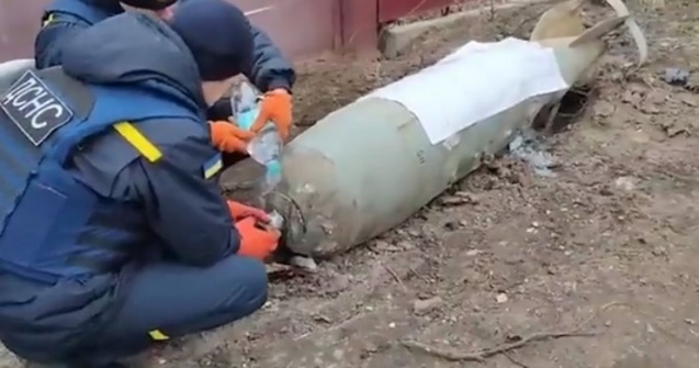 VIDEO Doi ucraineni au dezamorsat o bombă cu mâinile și o sticlă cu apă, în timp ce obuzele turnau pe cer