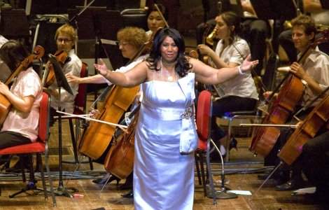 Aretha Franklin si-a fracturat doua coaste